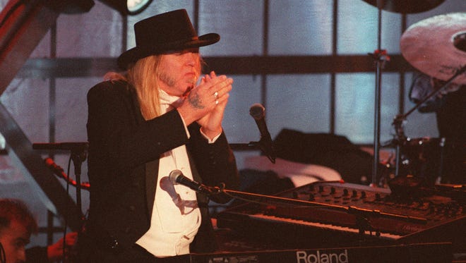 Gregg Allman peforms with his band during the Rock and Roll Hall of Fame's 10th annual induction ceremony at the Waldorf-Astoria hotel in New York city June 12, 1995.