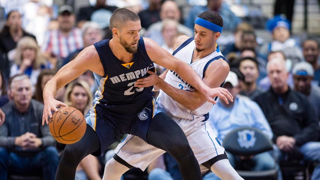Dallas Mavericks guard Seth Curry (30) defends against Memphis Grizzlies forward Chandler Parsons (25) in a recent game. Parsons is still on minutes restrictions after multiple knee surgeries.