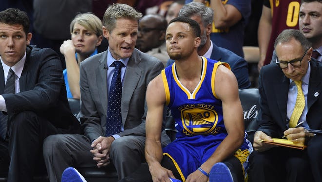 Golden State Warriors head coach Steve Kerr (L) talks to guard Stephen Curry (30) during a game.