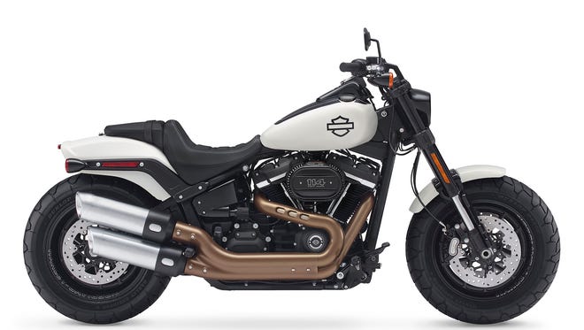 Fat Bob: The Fat Bob has a 2-1-2 upswept exhaust with a custom finish, weighs 33 pounds less than the previous model and has inverted 43 mm cartridge-style front forks.