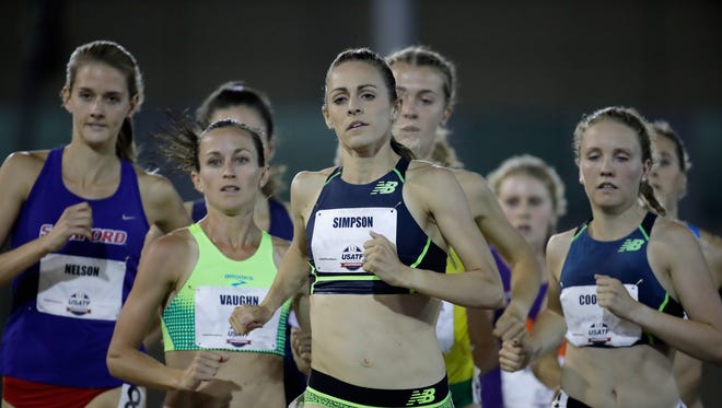 Jenny Simpson leads the pack in the first round of the 1,500.