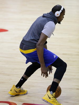 Golden State Warriors forward Kevin Durant (35) warms up before the Warriors play against the Houston Rockets at Toyota Center.