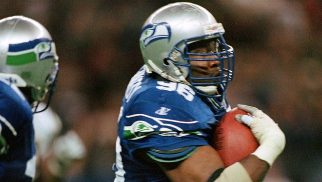 Seattle Seahawks defensive tackle Cortez Kennedy runs back a fumble for 39 yards and a touchdown in 1998.