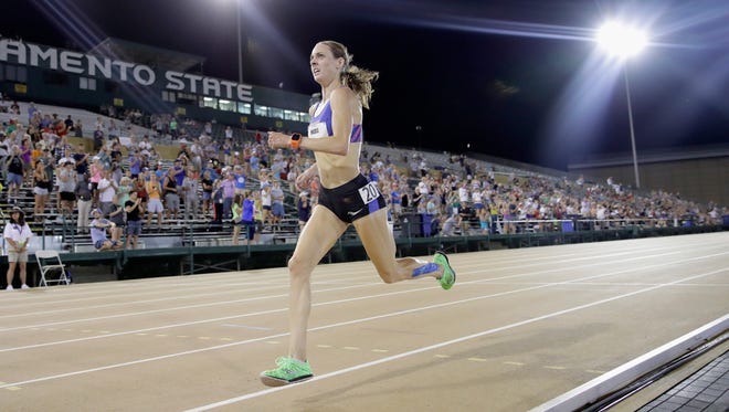 Molly Huddle runs to victory in the 10.000.